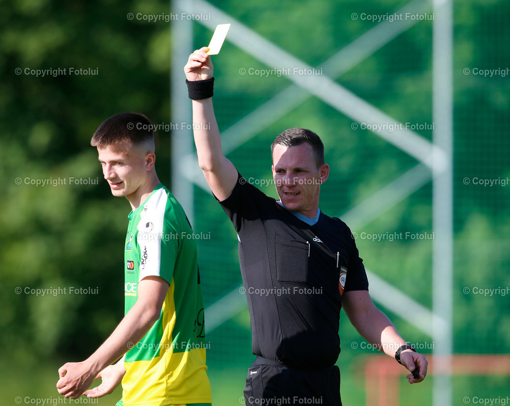 A_LUI_270523-16 | SPORT,FUSSBALL,LL OST ASKOE OEDT-SV HAKA TRAUN 27.05.2023 IM BILD:EDIN ABAZOOVIC (TRAUN) BEKOMMT VON SCHIEDSRICHTER RENE KETTLGRUBER DIE GELBE KARTE FOTO:FOTOLUI
