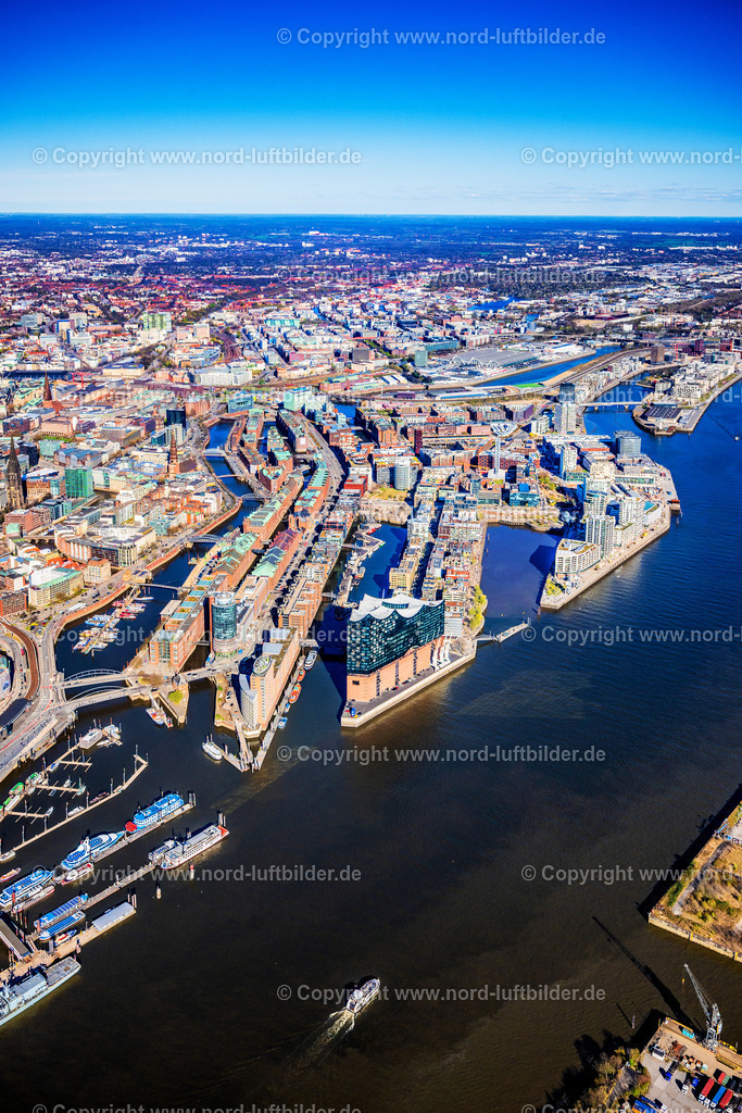 Hamburg_Elbphilharmonie_Speicherstadt_ELS_4589060425 | HAMBURG 06.04.2025 Elbphilharmonie am Ufer der Elbe in Hamburg. Das Konzerthaus- Gebäude im Stadtteil Hamburg-HafenCity befindet sich am Ufer der Elbe der Hansestadt. Weiterführende Informationen bei: HamburgMusik gGmbH,  ReGe Hamburg Projekt-Realisierungsgesellschaft mbH. // The Elbe Philharmonic Hall on the river bank of the Elbe in Hamburg. Further information at: HamburgMusik gGmbH,  ReGe Hamburg Projekt-Realisierungsgesellschaft mbH. Foto: Martin Elsen