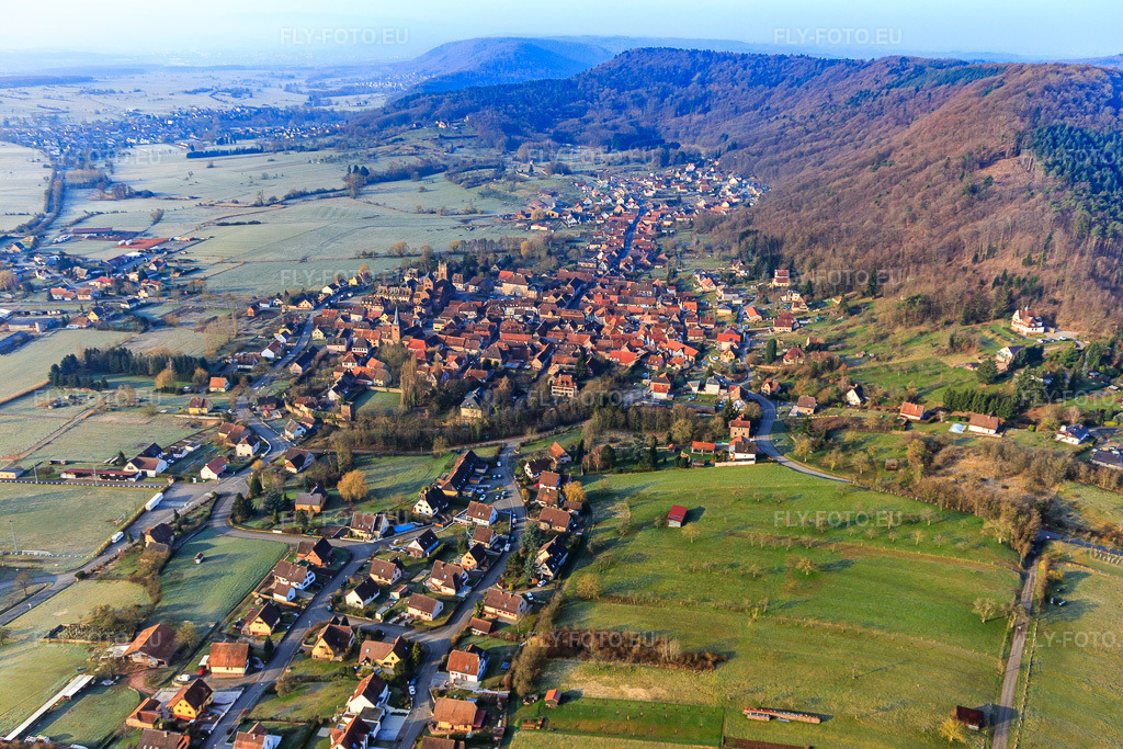 Vue aérienne: Vue de la ville depuis le nord-est à Neuweiler dans le département Bas Rhin, France – .Photo: IMG_105311.jpg prise le 25/03/2018 par Werner Riehm/FLY-FOTO.eu – Résolution de l'original: 5472 x 3648 px