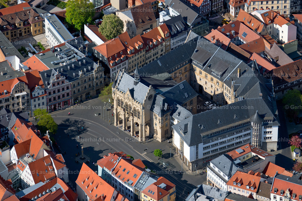 4025638 | ERFURT 06.05.2020 Gebäude des historischen Rathauses der Stadtverwaltung am Fischmarkt in der Altstadt in Erfurt im Bundesland Thüringen, Deutschland. Weiterführende Informationen bei: Landeshauptstadt Erfurt. // Town Hall building of the city administration on Fischmarkt in of Altstadt in Erfurt in the state Thuringia, Germany. Further information at: Landeshauptstadt Erfurt. Foto: Gerhard Launer