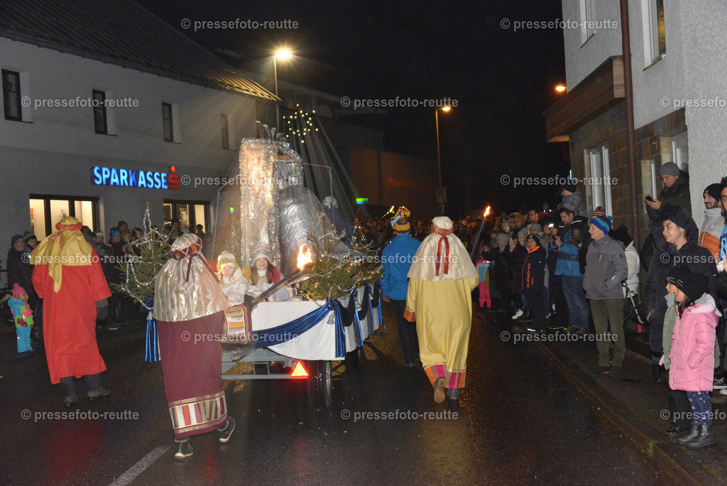 -news-2022-Dez05-Nikolo-Einzug-Lechaschau-WTV_6228 | Info aus dem Bezirk Reutte/Ausserfern Tirol sowie eine umfangreiche Bilddatenbank über die gesamte Region: Lechtal, Talkessel Reutte, Tannheimertal, Zwischentoren. Lech, Plansee, Zugspitze, Grenztunnel, B179, Fernpassstraße, Verkehr, Lawinen, Tradition, - Realisiert mit Pictrs.com