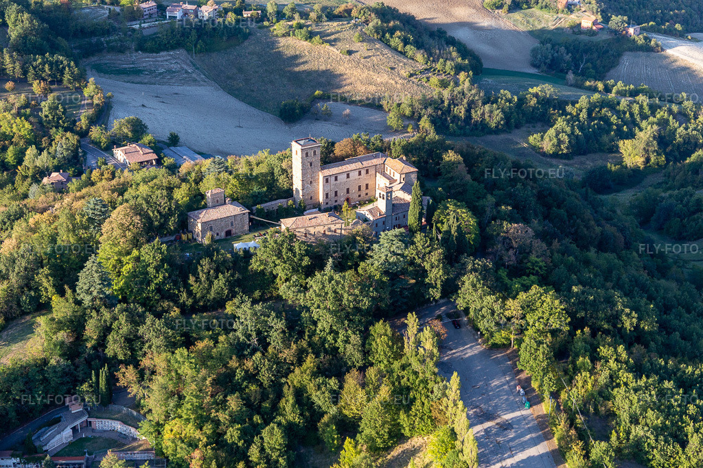 Vue aérienne: Château de Montegibbio Château de Montegibbio à le quartier Il Poggio in Sassuolo dans le département Modena, Italie. Photo: IMG_134655.jpg prise le 19/09/2022 par Werner Riehm/FLY-FOTO.eu – Résolution de l'original: 5472 x 3648 px – Castello Di Montegibbio