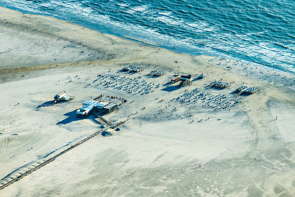 St. Peter-Ording_Strand_Strandkörbe_ELS_3760060822 | SANKT PETER-ORDING 06.08.2022 Strandkorb- Reihen am Sand- Strand im Küstenbereich der Nordsee im Ortsteil Sankt Peter-Ording in Sankt Peter-Ording im Bundesland Schleswig-Holstein, Deutschland. // Beach chair on the sandy beach ranks in the coastal area of North Sea in the district Sankt Peter-Ording in Sankt Peter-Ording in the state Schleswig-Holstein, Germany. Foto: Martin Elsen