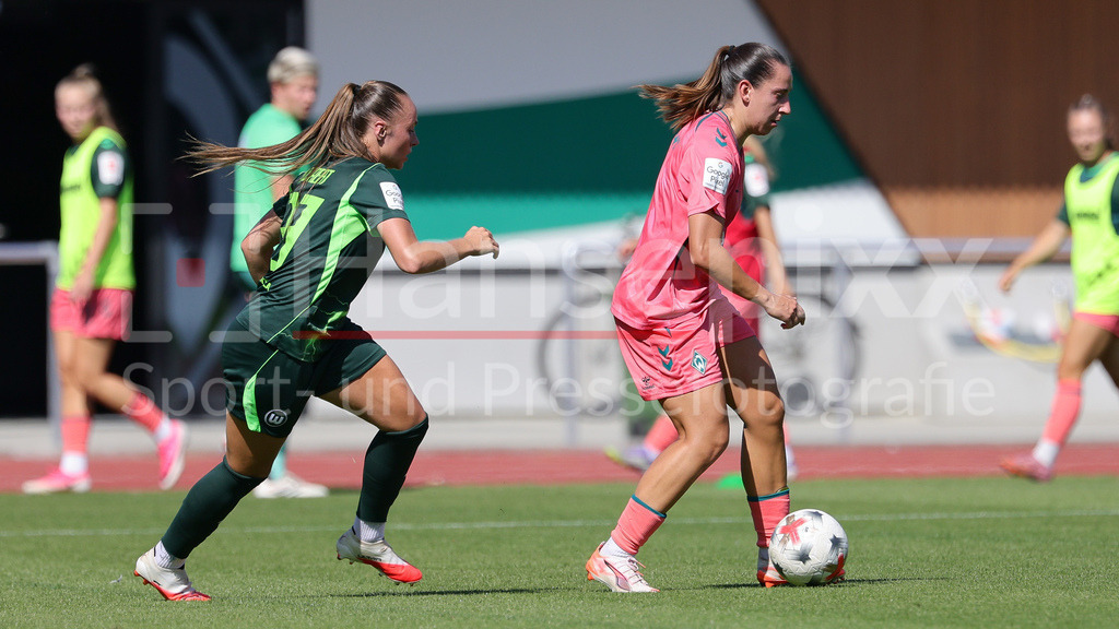 Fussball, Testspiel Frauen, SV Werder Bremen - VfL Wolfsburg | v.li.: Lou Bogaert (VfL Wolfsburg, 23) und Wiktoria Zieniewicz (SV Werder Bremen, 3) im Zweikampf, Duell, Dynamik, Aktion, Action, Spielszene