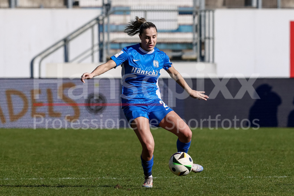 Fussball, 2. Frauen-Bundesliga, SV Meppen - SC Freiburg II | v.li.: Jeske Steenwijk (SV Meppen, 2) am Ball, Freisteller, Einzelbild, Ganzkörper, Aktion, Action, Spielszene, DIE DFB-RICHTLINIEN UNTERSAGEN JEGLICHE NUTZUNG VON FOTOS ALS SEQUENZBILDER UND/ODER VIDEOÄHNLICHE FOTOSTRECKEN. DFB REGULATIONS PROHIBIT ANY USE OF PHOTOGRAPHS AS IMAGE SEQUENCES AND/OR QUASI-VIDEO.
