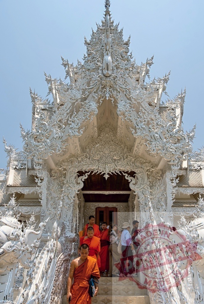Buddhist monks and tourists descending ornate white steps of Wat Rong Khun, Thailand | Buddhist monks and tourists descending stairs of highly decorated white temple Wat Rong Khun in Chiang Rai, Thailand - Realisiert mit Pictrs.com