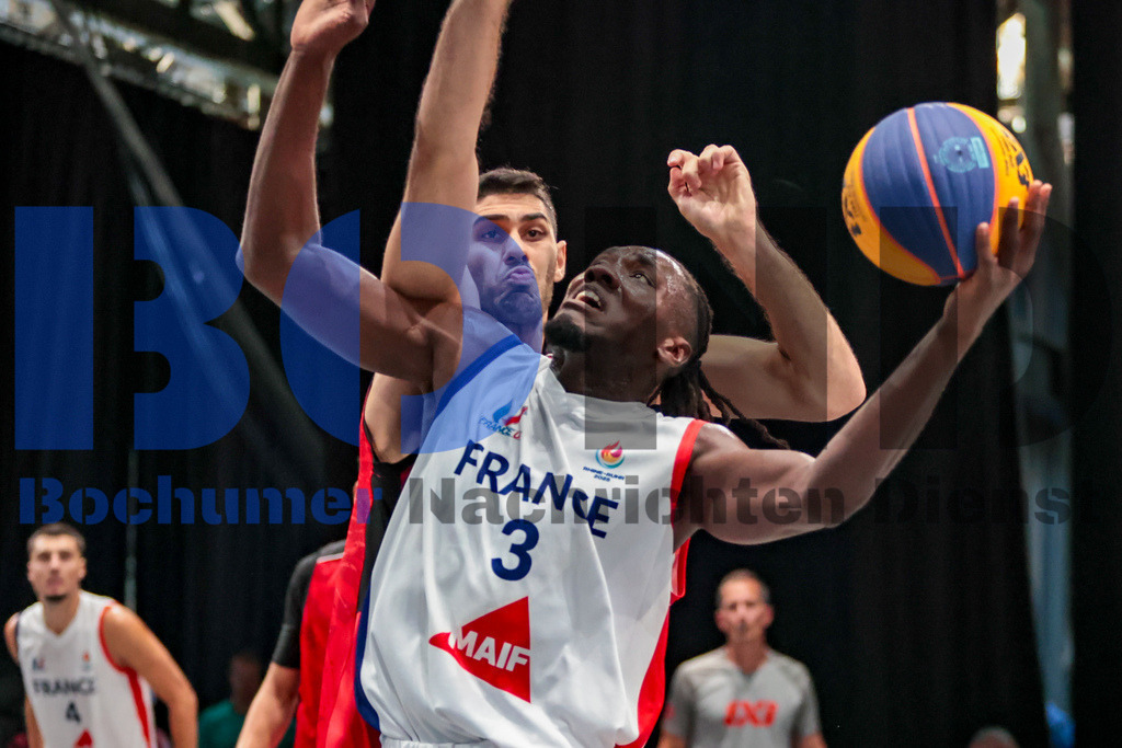 SES_TTG3X320250718-1814 | bond - Realisiert mit Pictrs.com