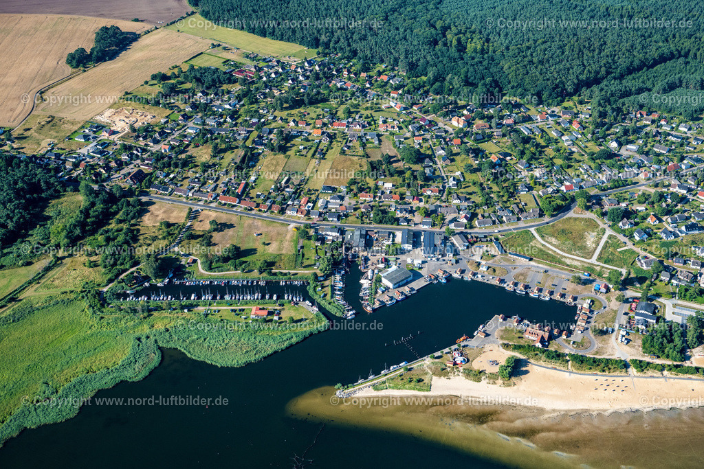 Freest_Fischerhafen_ELS_7377100822 | KRöSLIN 10.08.2022 Hafenanlagen am Ufer des Hafenbeckens " Fischereihafen " in Freest im Bundesland Mecklenburg-Vorpommern, Deutschland. // Port facilities on the shores of the harbor of " Fischereihafen " in Freest in the state Mecklenburg - Western Pomerania, Germany. Foto: Martin Elsen