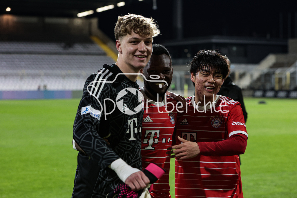 FC Bayern Amateure - FC Augsburg II | v. l. Johannes SCHNEK (FCB #18), Desire SEGBE AZANKPO (FCB #34), Taichi FUKUI (FCB #21)