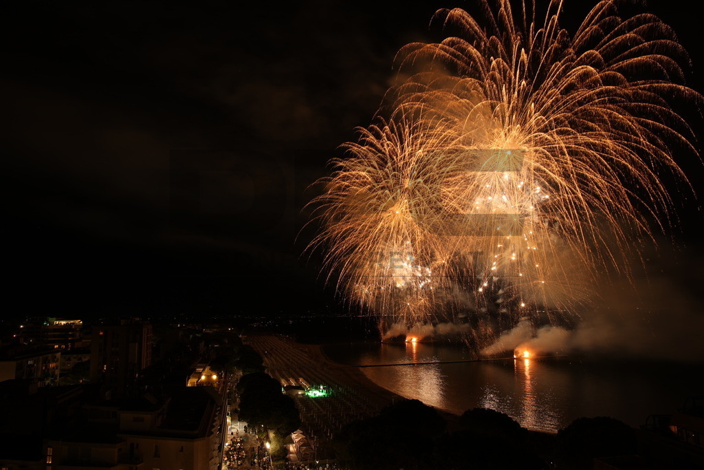 Ferragosto Fireworks in Grado, Italy | GRADO, ITALY, 15.AUG.26 - FIREWORKS - Ferragosto fireworks over the Adriatic Sea in Grado, Italy. Colorful fireworks light up the night sky above the beach, coastline and waterfront during the traditional summer celebration. - Realisiert mit Pictrs.com