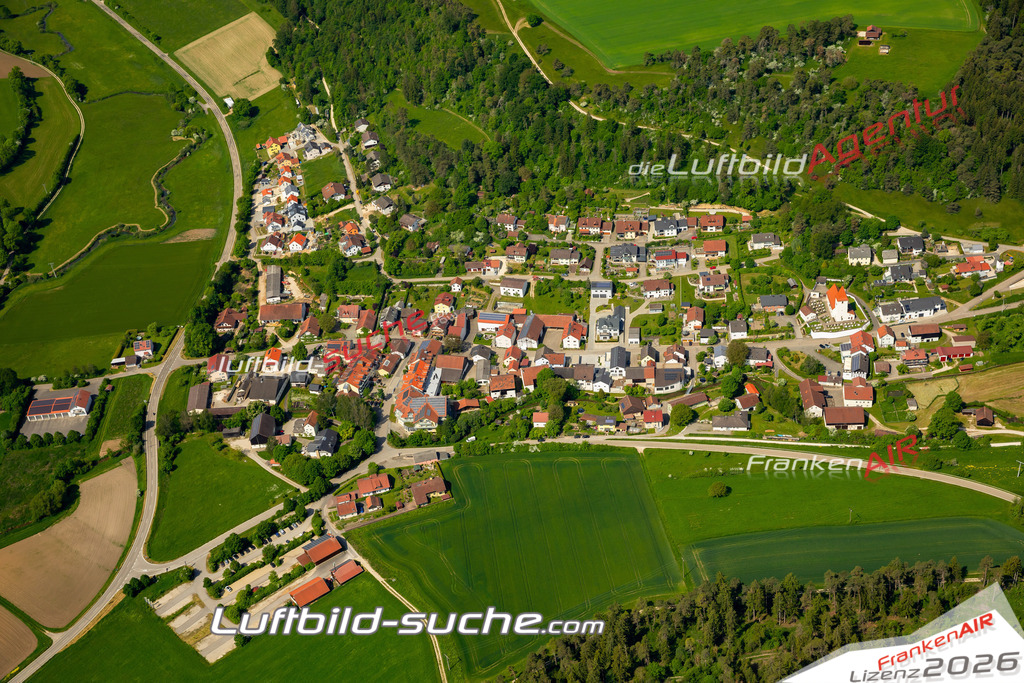 Das Luftbild zeigt Emsing Titting - Die Luftaufnahme wurde 2023 vom UL-Flugzeug aus erstellt ( keine Drohne ) - Hochauflösende Luftaufnahme - Für grossformatige Ausdrucke geeignet. Die Geschenkidee !Mit Lizenz und Bildrechte bestellbar