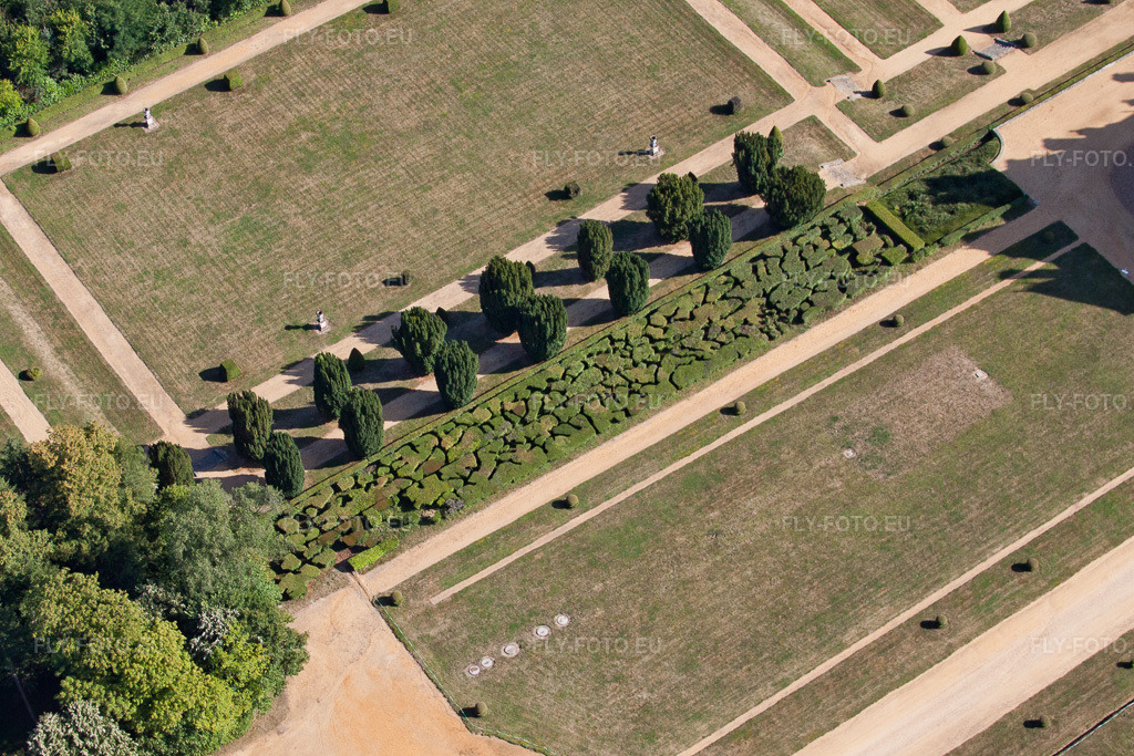 Vue aérienne: Parc du Château du Château du Domaine de la Pierre à Coudrecieux dans le département Sarthe, France. Photo: IMG_20141.jpg prise le 31/07/2009 par Werner Riehm/FLY-FOTO.euRésolution de l'original: 3531 x 2354 px