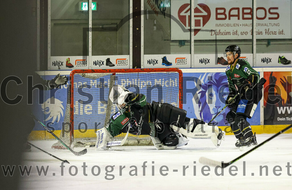 2022-12-02_130_TSV_Erding_gegen_EV_Pegnitz | Erding, Deutschland, 02.12.2022:
Eishockey, Bayernliga 2022 / 2023, 17. Spieltag, TSV Erding gegen EV Pegnitz, Endergebnis: 9:3

Torwart Thomas Hingel (Erding Gladiators, #33), Roni Rukajärvi (Erding Gladiators, #61)

Foto: Christian Riedel / fotografie-riedel.net
