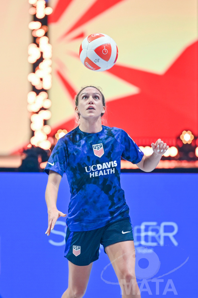 _DWI5970 | Carolyn Greco (USA) beim Frauen- Single Ungarn vs. USA bei der Teqball Weltmeisterschaft 2022 in der Kia Metropole Arena. Nürnberg, 27.11.2022 - Realisiert mit Pictrs.com