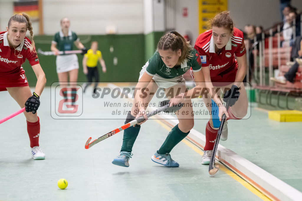 SFE_20241201_0037 | Köln, Deutschland, 01.12.2024:  Hockey 1. Bundesliga Damen Rot-Weiss Köln - HTC Uhlenhorst im KTHC Stadion Rot-Weiss Köln Tennis and Hockey Club am 01.12.2024 in Köln, Deutschland. (Foto von Stephan Fehrmann)Köln, Germany, 01.12.2024: Hockey 1. Bundesliga Damen Rot-Weiss Köln - HTC Uhlenhorst in KTHC Stadion Rot-Weiss Köln Tennis and Hockey Club at 01.12.2024 in Köln, Deutschland. (Foto from Stephan Fehrmann)