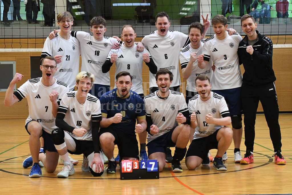 Siegerbild TSV Plattling Volleyball | Ergebnis: 3:2 (21:25,25:22,25:14,24:26,15:7)  - Realisiert mit Pictrs.com