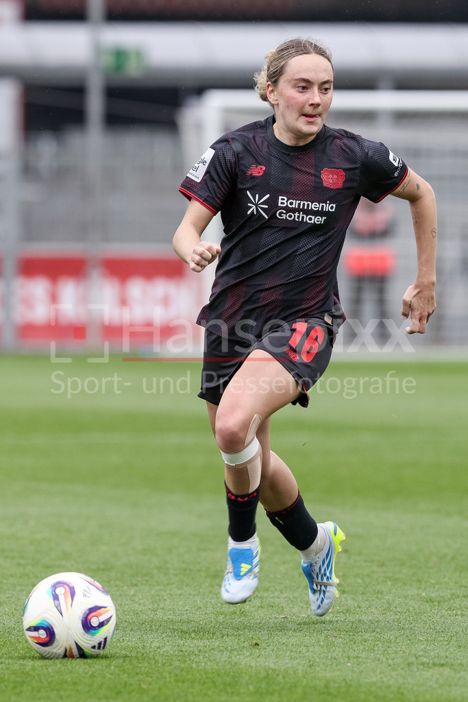 Fussball, Google Pixel Frauen-Bundesliga, Bayer 04 Leverkusen - SV Werder Bremen | Sofie Zdebel (Bayer 04 Leverkusen, 16) am Ball, Freisteller, Einzelbild, Ganzkörper, Aktion, Action, Spielszene, DIE DFB-RICHTLINIEN UNTERSAGEN JEGLICHE NUTZUNG VON FOTOS ALS SEQUENZBILDER UND/ODER VIDEOÄHNLICHE FOTOSTRECKEN. DFB REGULATIONS PROHIBIT ANY USE OF PHOTOGRAPHS AS IMAGE SEQUENCES AND/OR QUASI-VIDEO.