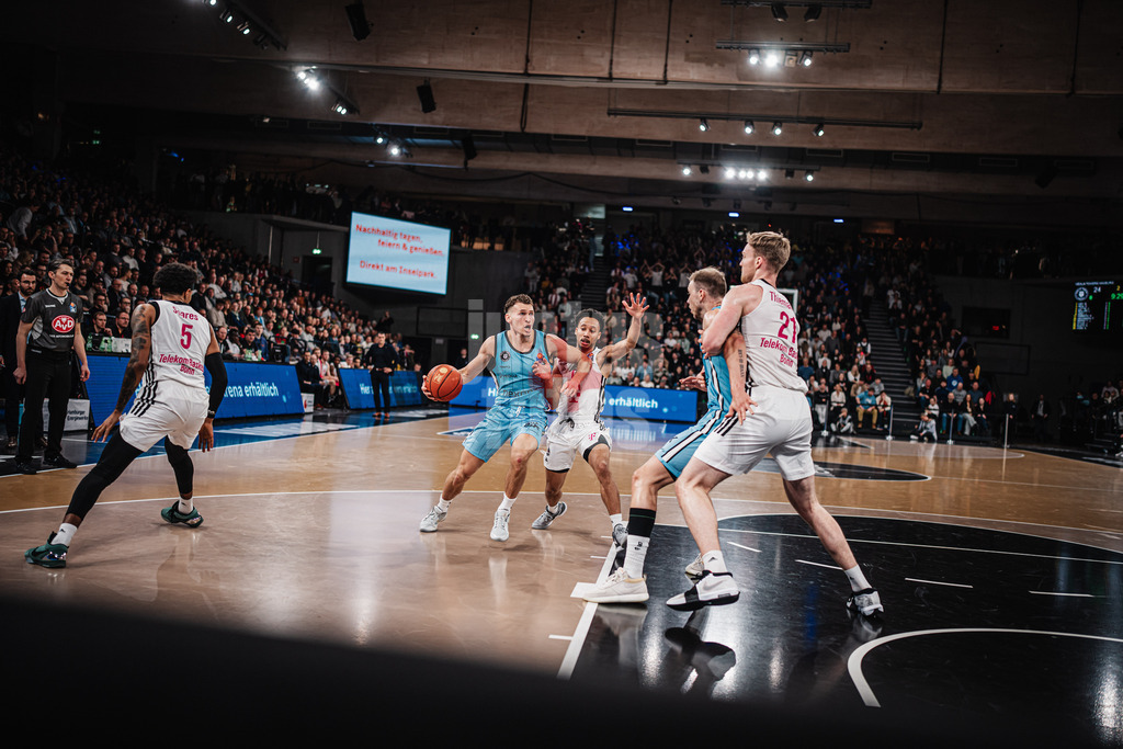 Basketball | Männer | Saison 2024/2025 | easyCredit Basketball Bundesliga | 16. Spieltag | Veolia Towers Hamburg vs. Telekom Baskets Bonn | 10.01.2025 | v.l. Brae Ivey (#1, Veolia Towers Hamburg) gegen Darius McGhee (#0, Telekom Baskets Bonn)
