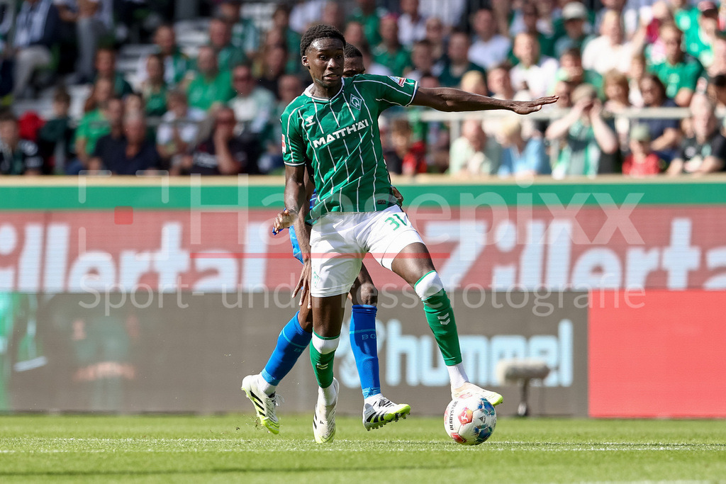 Fussball, Bundesliga, SV Werder Bremen - Bayer 04 Leverkusen | Karim Coulibaly (SV Werder Bremen, 31) am Ball, Einzelbild, Ganzkörper, Aktion, Action, Spielszene, DIE DFL-RICHTLINIEN UNTERSAGEN JEGLICHE NUTZUNG VON FOTOS ALS SEQUENZBILDER UND/ODER VIDEOÄHNLICHE FOTOSTRECKEN. DFL REGULATIONS PROHIBIT ANY USE OF PHOTOGRAPHS AS IMAGE SEQUENCES AND/OR QUASI-VIDEO.