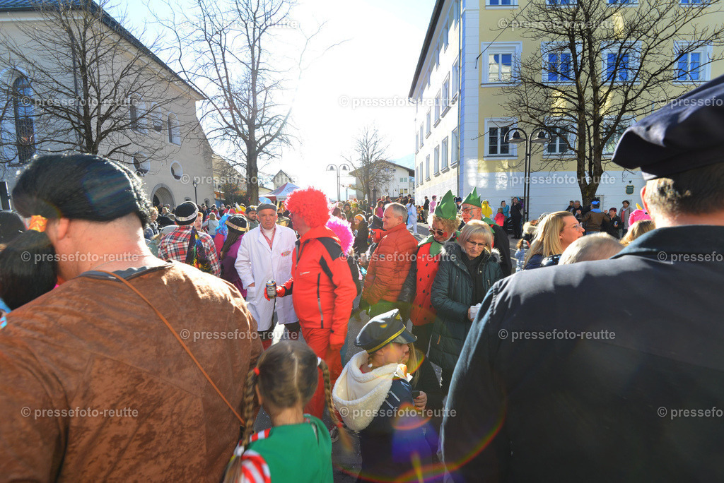 xnews-2023-Feb16-Unsinniger_Fasching_Reutte-nik-WTV_7556 | Info aus dem Bezirk Reutte/Ausserfern Tirol sowie eine umfangreiche Bilddatenbank über die gesamte Region: Lechtal, Talkessel Reutte, Tannheimertal, Zwischentoren. Lech, Plansee, Zugspitze, Grenztunnel, B179, Fernpassstraße, Verkehr, Lawinen, Tradition, - Realisiert mit Pictrs.com