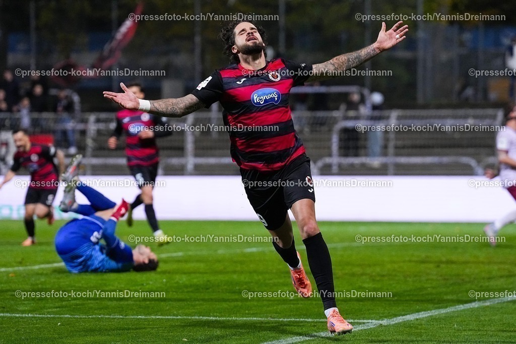 xYDR31102501060 | 31.10.2025, xydrx, Fußball, 3.Liga, FC Viktoria Köln - FC Ingolstadt 04, Saison 2025 2026, Sportpark Höhenberg: Torjubel nach dem Tor zum 2:1 für den FC Viktoria Köln durch Torschütze Lex-Tyger Lobinger (FC Viktoria Köln #9)   DFB regulations prohibit any use of photographs as image sequences and or quasi-video.