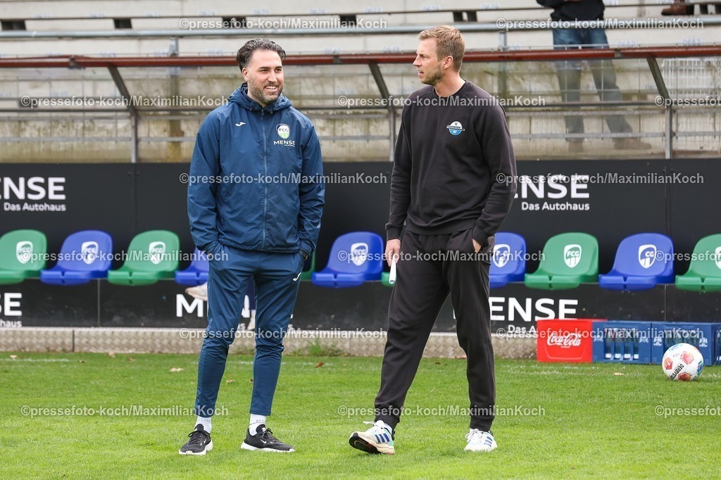 xKWIx12042601014 | 2026.04.12, xkwix, Fußball, Regionalliga West, FC Gütersloh -  SC Paderborn 07 II, Heidewaldstadion (Ohlendorf Stadion im Heidewald), 29.Spieltag, Saison 2025 / 2026: Die beiden Trainer Julian Hesse (Trainer FC Gütersloh) und Thomas Bertels (SC Paderborn II Cheftrainer) im Gespraech DFB regulations prohibit any use of photographs as image sequences and or quasi-video. Photo: xKamilxWilkowskixPressefotoKochx