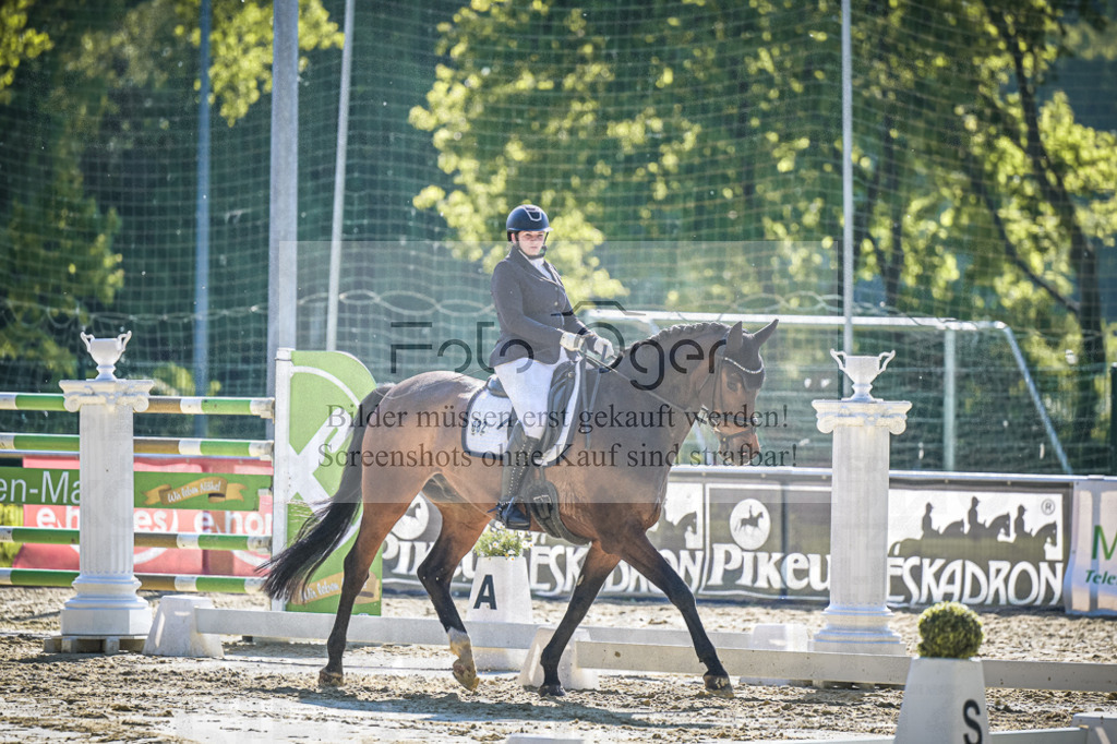 DOS_3013 | Entdecke hochwertige Reitturnierfotos von Foto Oger. Professionell, emotional und authentisch – jetzt Lieblingsmomente im Shop bestellen.Deutschlandweite Turnierfotografie. - Realisiert mit Pictrs.com