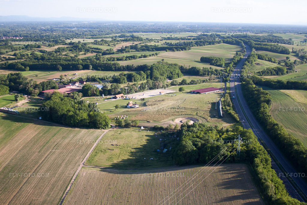 Aerial view: Haras de la Née in Neewiller-près-Lauterbourg in the state Bas-Rhin, France. – Photo: IMG_66590.jpg taken on 06/05/2014 by Werner Riehm/FLY-FOTO.com – Resolution of the original: 4752 x 3168 px