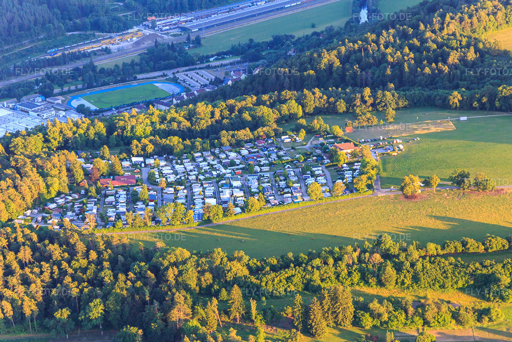 Luftbild: Freizeitpark Camping Schüttehof in Horb am Neckar im Bundesland Baden-Württemberg in Deutschland. – Foto: IMG_149070.jpg vom 28.06.2025 durch Werner Riehm/FLY-FOTO.de – Auflösung des Originals: 5472 x 3648 px – Freizeitpark Camping Schüttehof im Schwarzwald