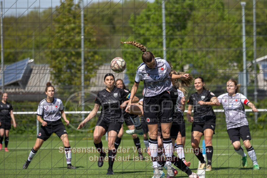 20250427_110900_0064 | #,1.Göppinger SV (weiß) vs. TSV Ruppertshofen (schwarz), Fußball, Frauen-Regionenliga 3 - Bezirk WfV, 21. Spieltag, Saison 2024/2025, Kunstrasenplatz Nord, Hohenstaufenstr. 116, 73033 Göppingen, 27.04.2025 - 11:00 Uhr,Foto: PhotoPeet-Sportfotografie/Peter Harich