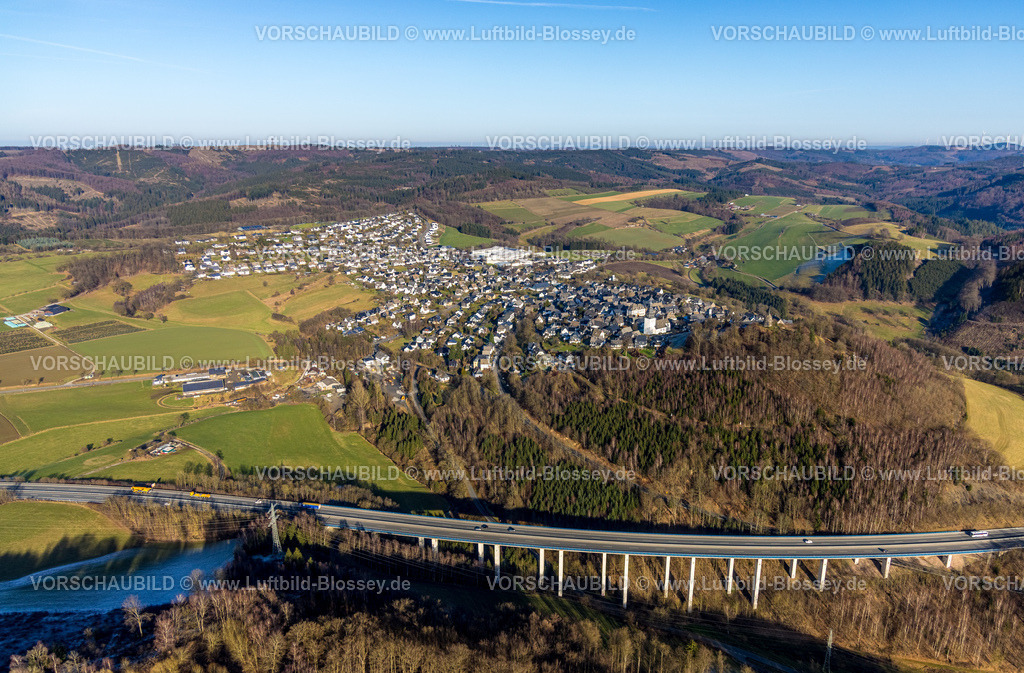 Meschede260104326 | Luftbild, Autobahn A46 mit Talbrücke Eversberg und Blick auf Eversberg mit Pfarrkirche St. Johannes und Burgruine auf dem Schlossberg, Fernsicht und Hügellandschaft, Eversberg, Meschede, Sauerland, Nordrhein-Westfalen, Deutschland