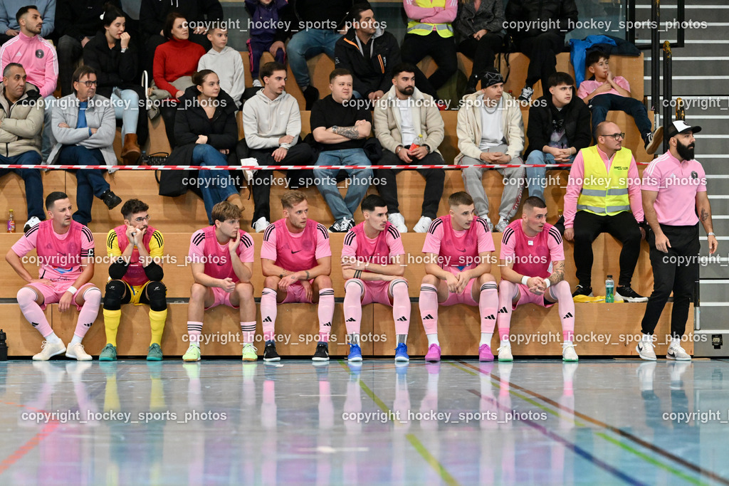 Carinthia Flamengo Futsal Club vs. Futsal Klagenfurt | Spielerbank Carinthia Flamengo, Headcoach Carinthia Flamengo Ugur Koc, #24 Zoran Vukovic Carinthia Flamengo, #22 Philip Luschin Carinthia Flamengo, #7 Enes Brdjanovic Carinthia Flamengo, Carinthia Flamengo Futsal Club vs. Futsal Klagenfurt, Carinthia Flamengo Futsal Club vs. Futsal Klagenfurt am 01.12.2024 in Klagenfurt (Ballspielhalle Viktring), Austria, (Photo by Bernd Stefan)