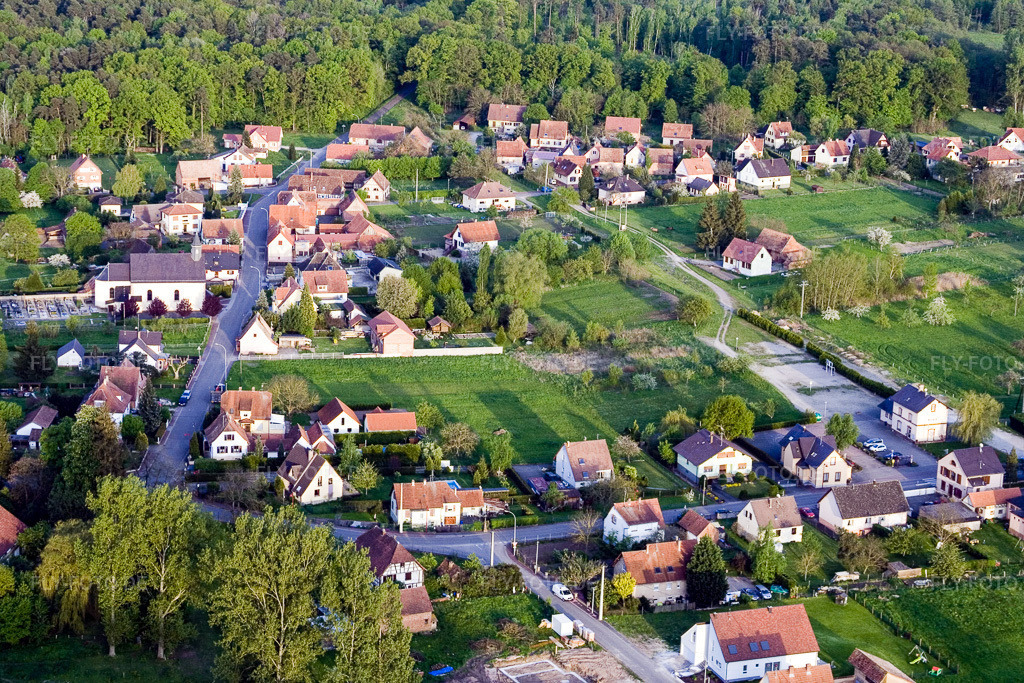 Luftbild: Ortsansicht der Straßen und Häuser der Wohngebiete in Biblisheim im Bundesland Bas-Rhin in Frankreich. Foto: IMG_10666.jpg vom 04.05.2008 durch Werner Riehm/FLY-FOTO.de