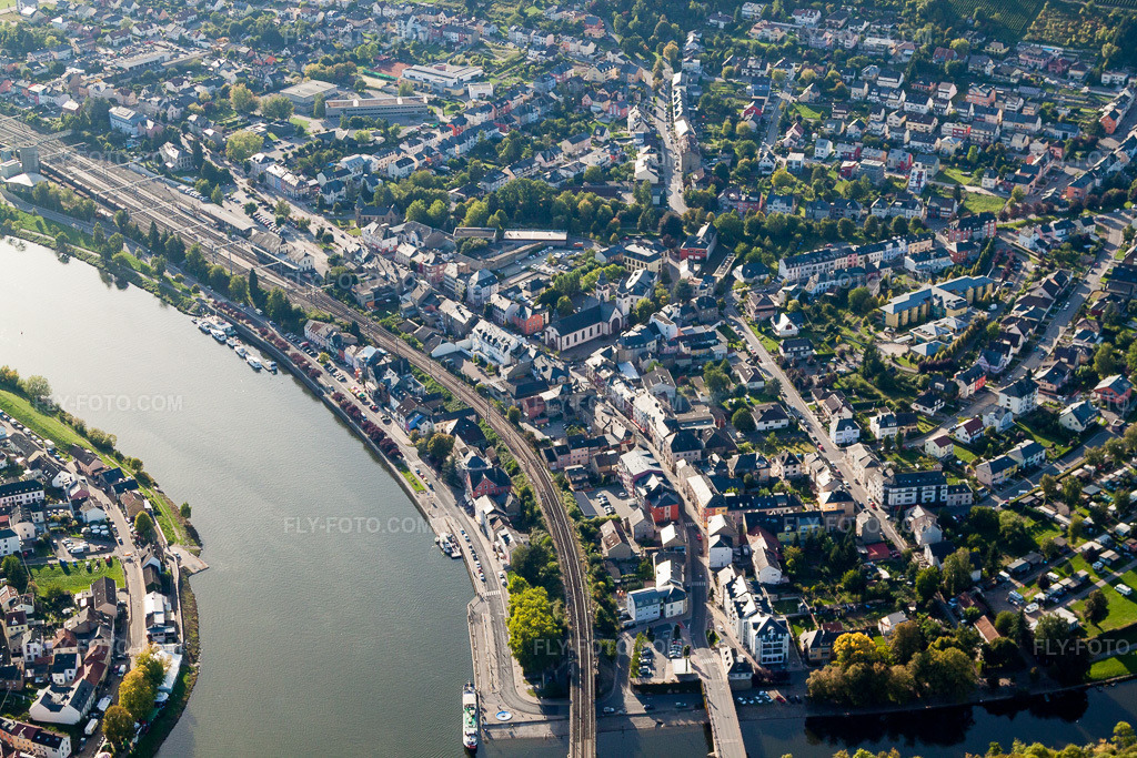Aerial view: River bank areas of the Moselle in Mertert in Wasserbillig in the state Grevenmacher, Luxembourg.Photo: IMG_33887.jpg taken on 09/11/2010 by Werner Riehm/FLY-FOTO.comResolution of the original: 4752 x 3168 px