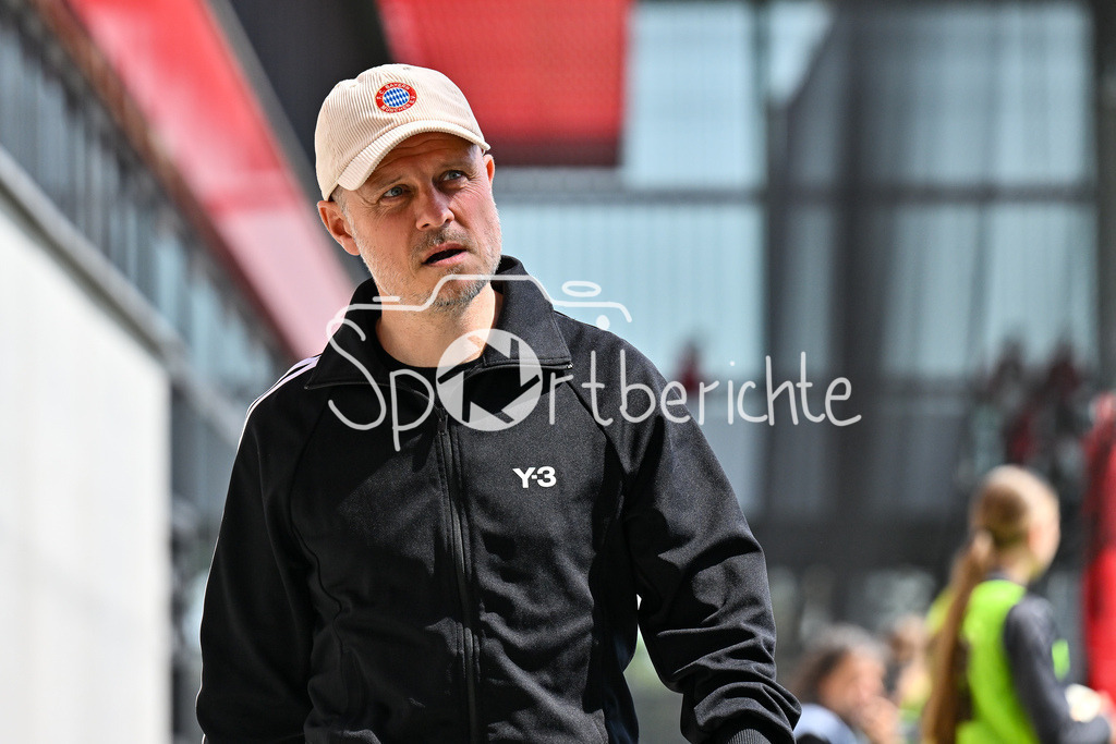 FC Bayern München - SC Freiburg | im Bild Alexander STRAUS Trainer FC Bayern Muenchen Frauen / Einzelfoto / Freisteller / Frauen Bundesliga: FC Bayern Muenchen - SC Freiburg, FC Bayern Campus am 27.04.2025