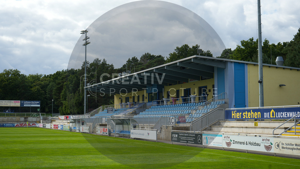 Fußball, Herren, Saison 2025/2026, Regionalliga Nordost, 4. Spieltag, FSV 63 Luckenwalde vs. BFC Preussen, Samstag 22.08.2025, Werner-Seelenbinder-Stadion Luckenwalde | Fußball, Herren, Saison 2025/2026, Regionalliga Nordost, 4. Spieltag, FSV 63 Luckenwalde vs. BFC Preussen, Samstag 22.08.2025, Werner-Seelenbinder-Stadion Luckenwalde, Im Bild: Ein Blick auf die Haupttribüne des Luckenwalder Werner-Seelenbinder-Stadions - Realisiert mit Pictrs.com