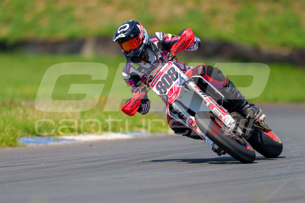 G-Cup + Supermoto Staatsmeisterschaft + Hungarian Supermoto Championship | GRIPcapture steht für authentische Sportfotografie in Österreich – für Momente, die mehr sind als Geschwindigkeit oder Ergebnis. Es geht um Emotion, Spannung, Fokus und den Augenblick, der oft nur einen Wimpernschlag dauert.Ob Motorsport, Teamsport oder 