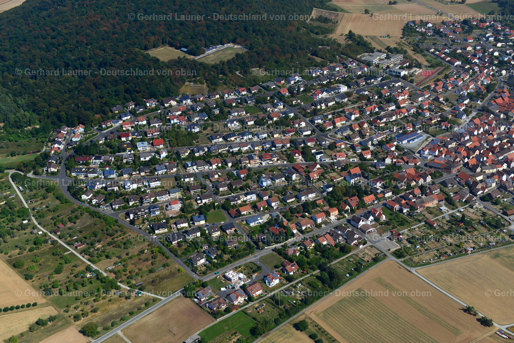 3650610 | Helmstadt 13.09.2016 Wohngebiet - Mischbebauung der Mehr- und Einfamilienhaussiedlung  in Helmstadt im Bundesland Bayern, Deutschland // Residential area - mixed development of a multi-family housing estate and single-family housing estate  in Helmstadt in the state Bavaria, Germany Foto: Gerhard Launer