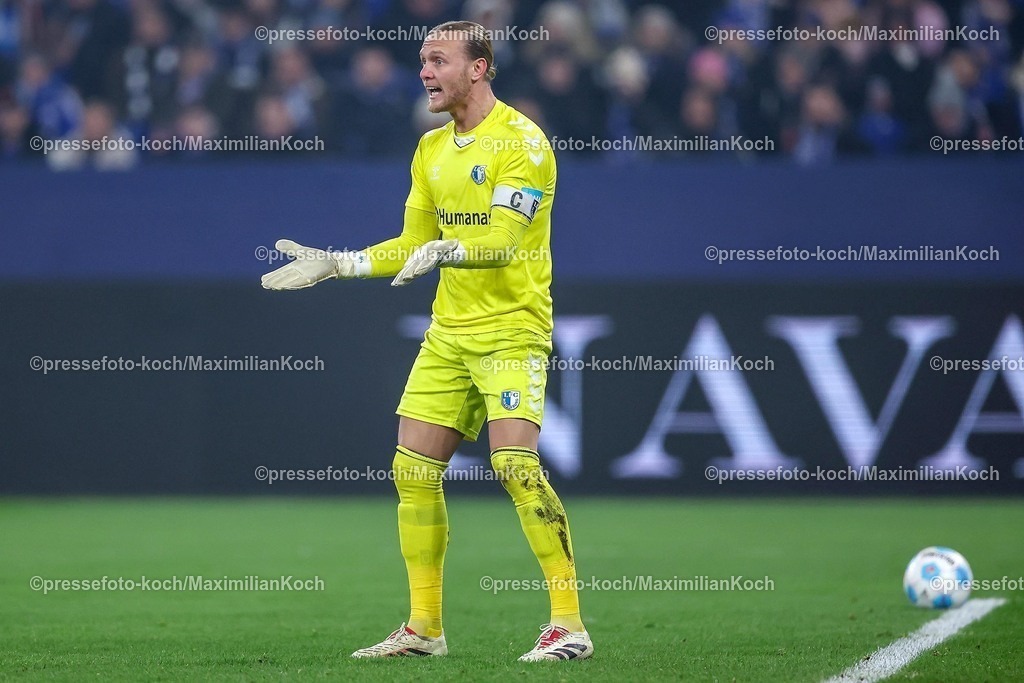 S0401022502121 | 01.02.2025, Fußball, FC Schalke 04 - 1. FC Magdeburg, 2.. Fußball Bundesliga, 20. Spieltag, Veltins-Arena Gelsenkirchen, Saison 2024 2025: Torwart Dominik Reimann (1.FC Magdeburg #1)DFB regulations prohibit any use of photographs as image sequences and or quasi-video.