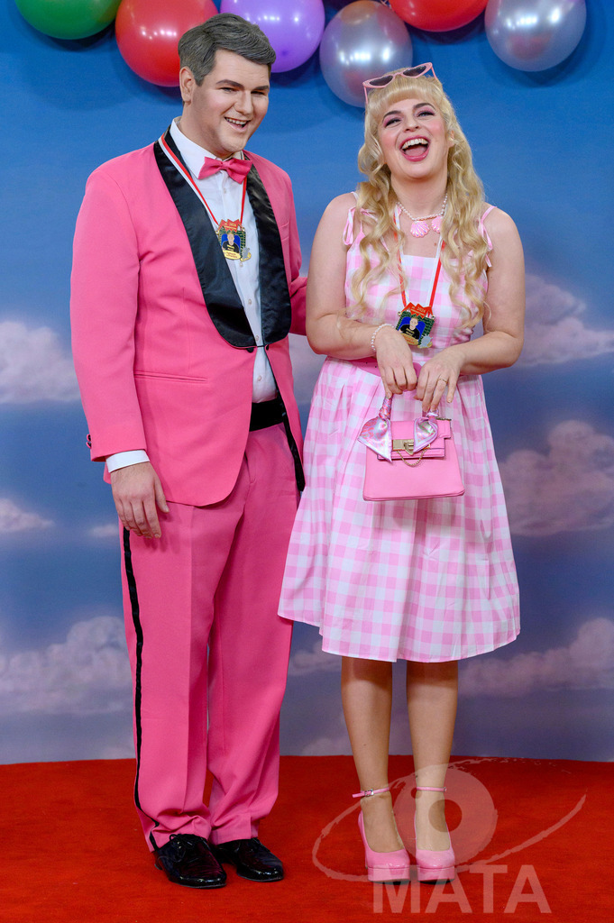 _DWA1787 | Politikerin Katharina Schulze (Grüne) mit ihrem Stellvertreter Johannes Becher (links) bei der TV-Sendung Fastnacht in Franken 2024. Veitshöchheim, 02.02.2024 Bayern Deutschland - Realisiert mit Pictrs.com