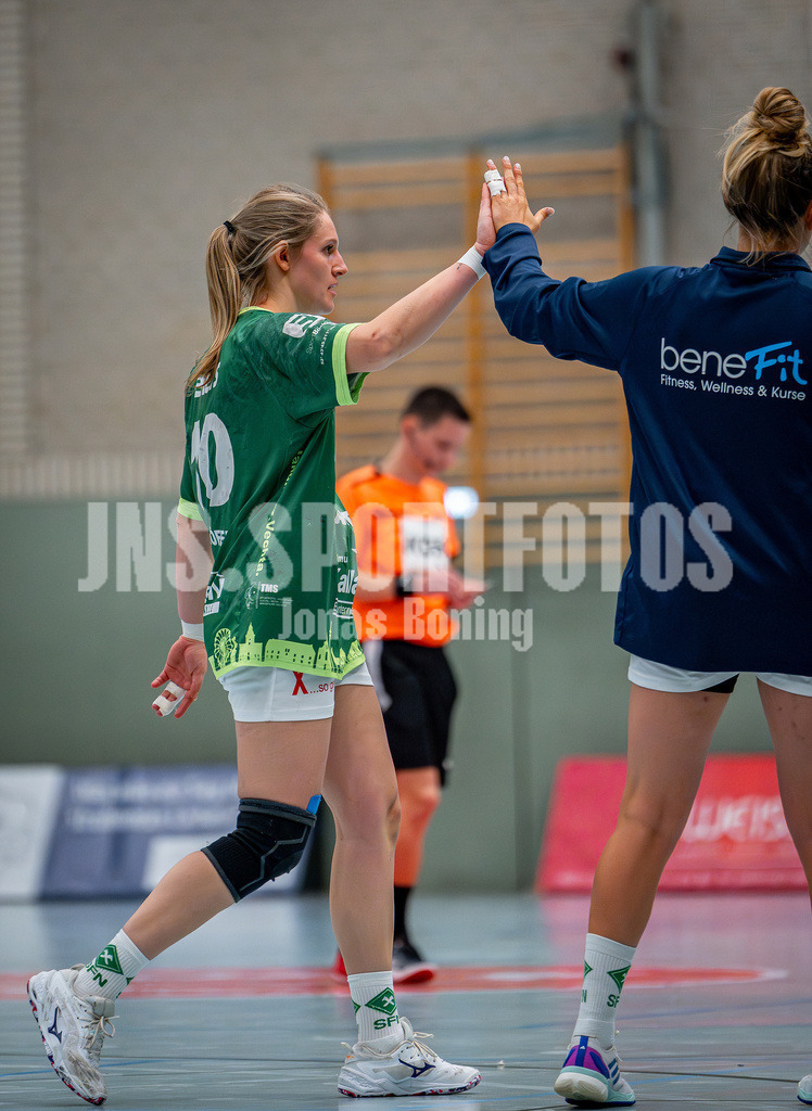 Handball I Frauen I Saison 2025-2026 I 3. Liga Staffel Nord I 10. Spieltag I SC SFN Vechta - HSG Blomberg-Lippe II I 0270 | Svenja Ruhöfer (10, SC SFN Vechta) klatsch zur Halbzeit ab - Realisiert mit Pictrs.com
