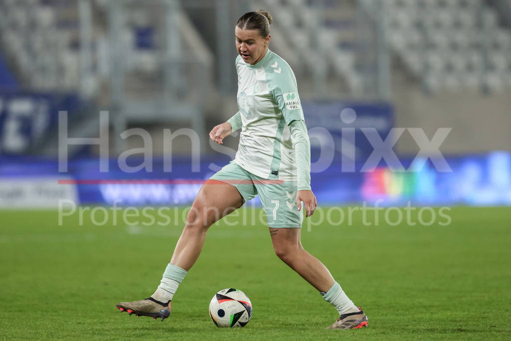 Fussball, Google Pixel Frauen-Bundesliga, FC Carl Zeiss Jena - SV Werder Bremen | v.li.: Larissa Mühlhaus (SV Werder Bremen, 7) am Ball, Freisteller, Einzelbild, Ganzkörper, Aktion, Action, Spielszene, DIE DFB-RICHTLINIEN UNTERSAGEN JEGLICHE NUTZUNG VON FOTOS ALS SEQUENZBILDER UND/ODER VIDEOÄHNLICHE FOTOSTRECKEN. DFB REGULATIONS PROHIBIT ANY USE OF PHOTOGRAPHS AS IMAGE SEQUENCES AND/OR QUASI-VIDEO.