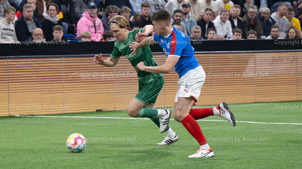 SHFV Lotto Masters 2024 | 20240113_7127, 13.01.2024, SHFV Lotto Masters 2024, Gruppe B, Holstein Kiel (blau) vs. PSV Neumünster (grün), Jannis Voß (Holstein #6) / Mats Melahn (PSV #6) - Realisiert mit Pictrs.com