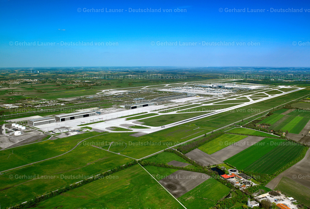 2699006 | Der Flughafen München „Franz Josef Strauß“ (IATA-Code: MUC, ICAO-Code: EDDM) ist der Verkehrsflughafen der bayerischen Landeshauptstadt München. Er liegt im Gebiet der Landkreise Erding und Freising in Bayern