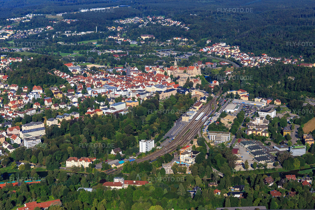 Luftbild: Prinzengarten und Bahnhof vor dem Hohenzollernschloss Sigmaringen in Sigmaringen im Bundesland Baden-Württemberg in Deutschland. Foto: IMG_094173.jpg vom 27.08.2016 durch Werner Riehm/FLY-FOTO.deHOHENZOLLERN-SCHLOSS.DE