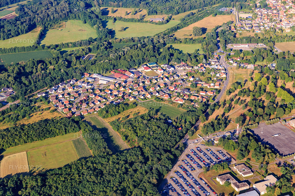 Luftbild: Ortsansicht von Nordosten in Oberhoffen-sur-Moder im Bundesland Bas-Rhin in Frankreich.Foto: IMG_082925.jpg vom 26.06.2015 durch Werner Riehm/FLY-FOTO.deAuflösung des Originals: 5472 x 3648 px