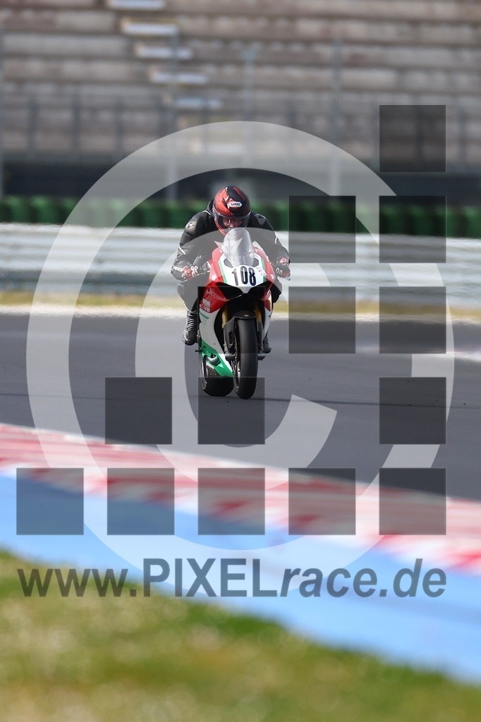 0108-20260331_00819 | Schöne Erinnerungen an spannende Momente - das festzuhalten ist unser Job. PIXELrace.de ist seit 2003 auf den Rennstrecken Europas unterwegs um die Action draußen beim Fahren und die wunderbare Stimmung imm Fahrerlager für euch einzufangen.