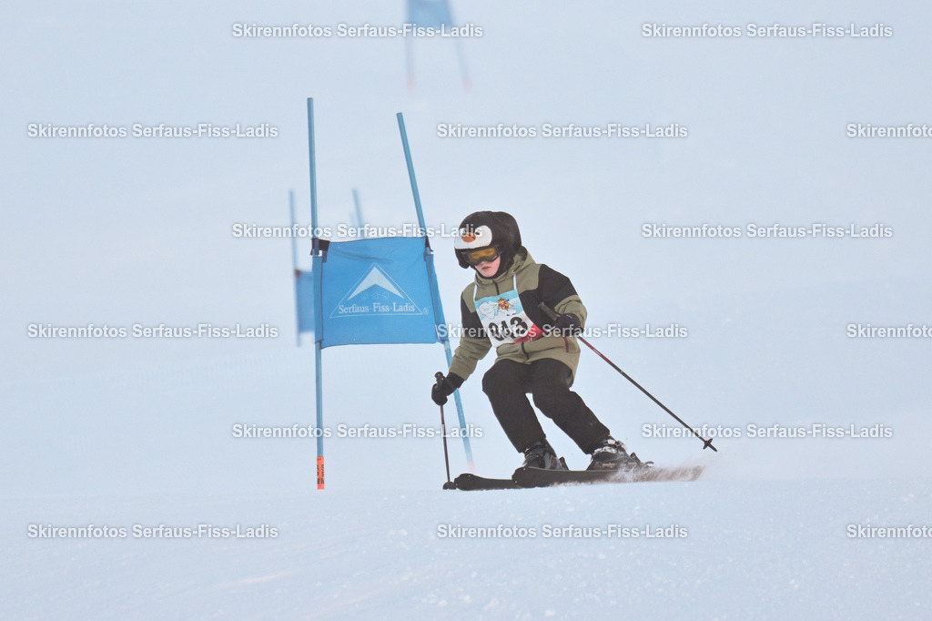 SRF_25.12.2025_0135 | Skirennfotos,Serfaus,Fiss,Ladis,Kinderskirennen,Winter,Tirol,Oberland,skirace,SFL,feelfree,weil wir's genießen,ski,Ski,skifahren,Sonnenplateau, - Realisiert mit Pictrs.com