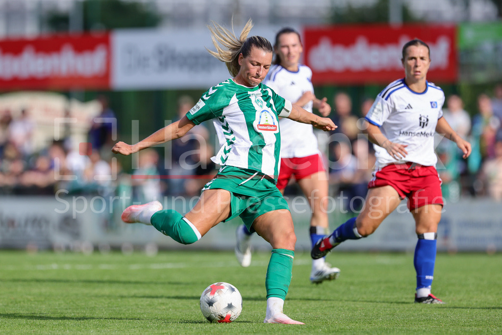 Fussball, Testspiel Frauen, SV Werder Bremen - Hamburger SV | Medina Desic (SV Werder Bremen, 9) am Ball, Einzelbild, Ganzkörper, Aktion, Action, Spielszene