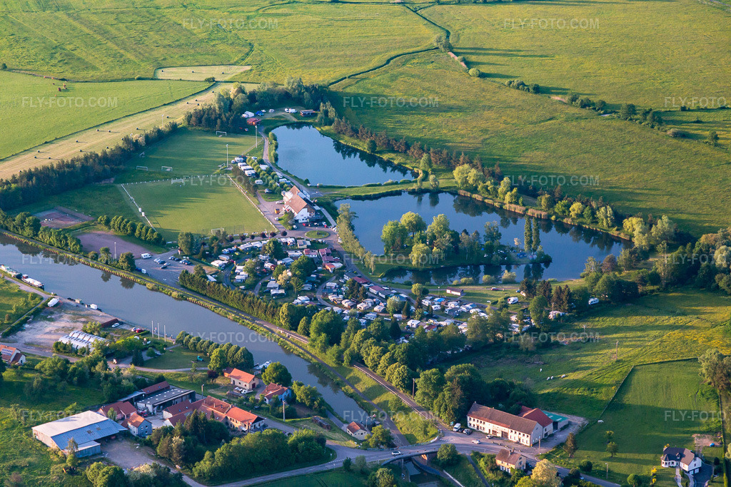 Aerial view: Camping Coeur d'Alsace in Harskirchen in the state Bas-Rhin, France. – Photo: IMG_107403.jpg taken on 05/19/2018 by Werner Riehm/FLY-FOTO.com – Resolution of the original: 5472 x 3648 px
